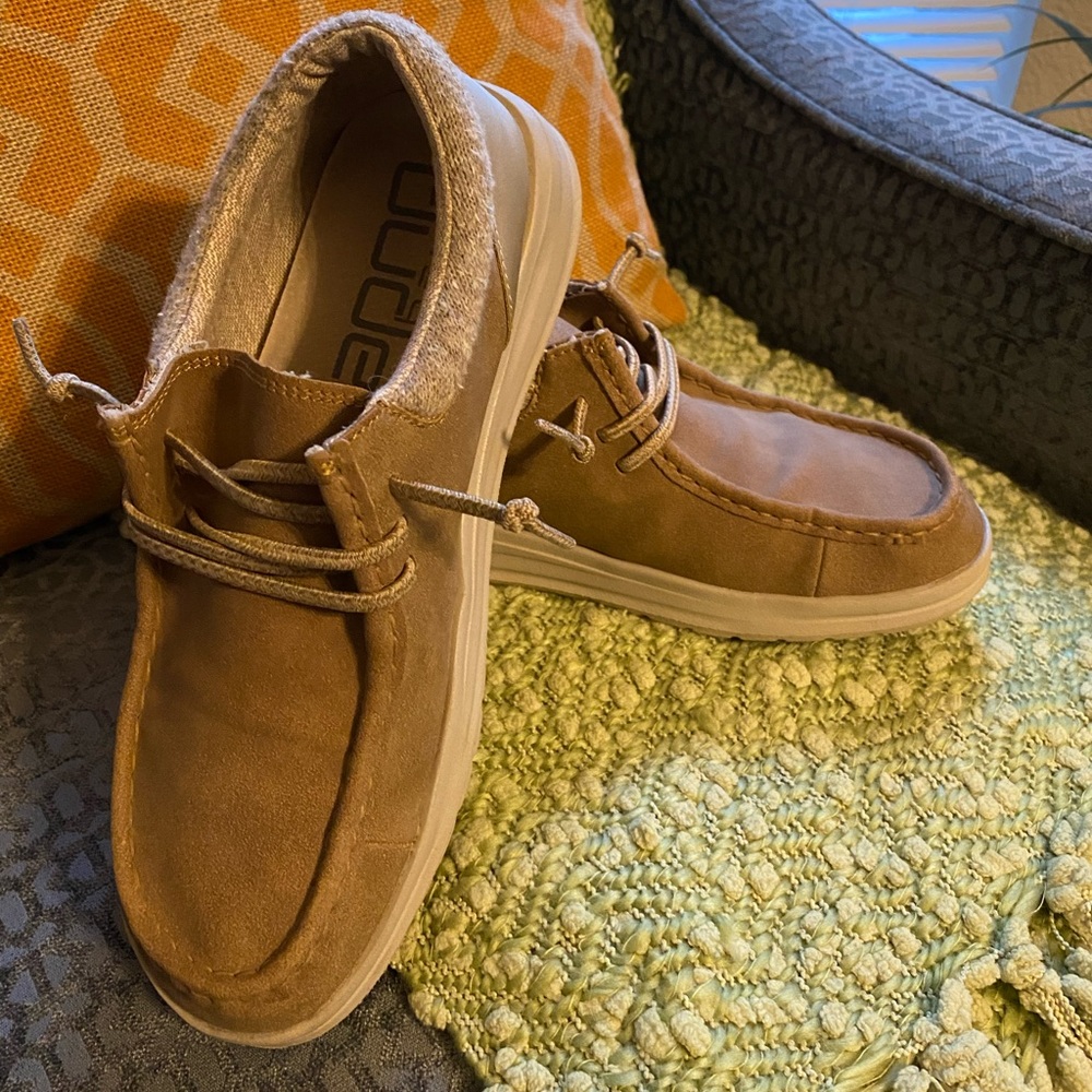 Hey Dude Polly Size 8 Chestnut wIth Shimmer